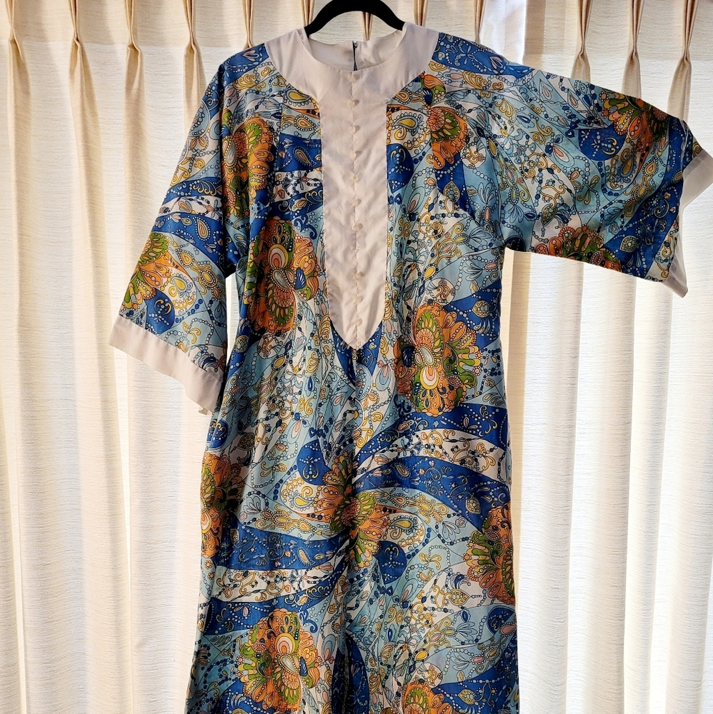 Cool, vintage retro paisley print muu muu with white trim and pearl buttons.
